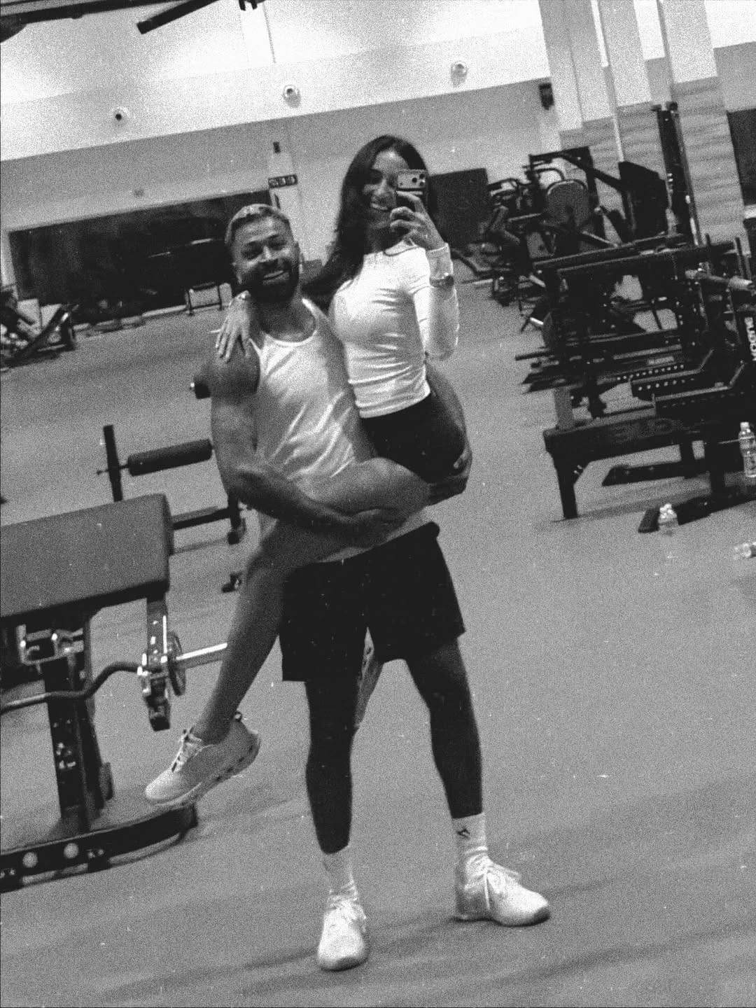 माहिकादेखील फोटोमध्ये हसत असून तिने आरशासमोर हा उभे राहून हा क्षण टिपला आहे. या दोघांच्या रोमँटिक फोटोंवर लाईक्सचा पाऊस पडत आहे. हार्दिकने शेअर केलेल्या काही फोटोंमध्ये तो क्रिकेटचा सराव करतानाही दिसतो आहे. 