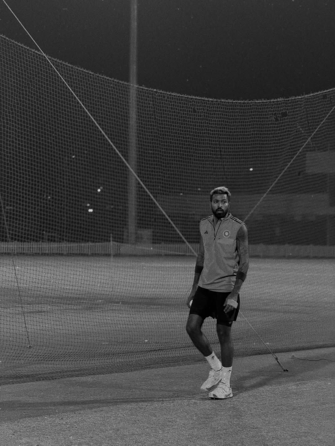 एका फोटोत तो आपल्या मुलासोबत मैदानात दिसतोय. तर दुसऱ्या एका फोटोत तो गोलंदाजी करताना दिसतोय. माहिका शर्मा एक मॉडेल आहे. हार्दिक आणि माहिका यांच्यात यांच्यात एकूण सात ते आठ वर्षांचा फरक आहे, असे बोलले जाते. 