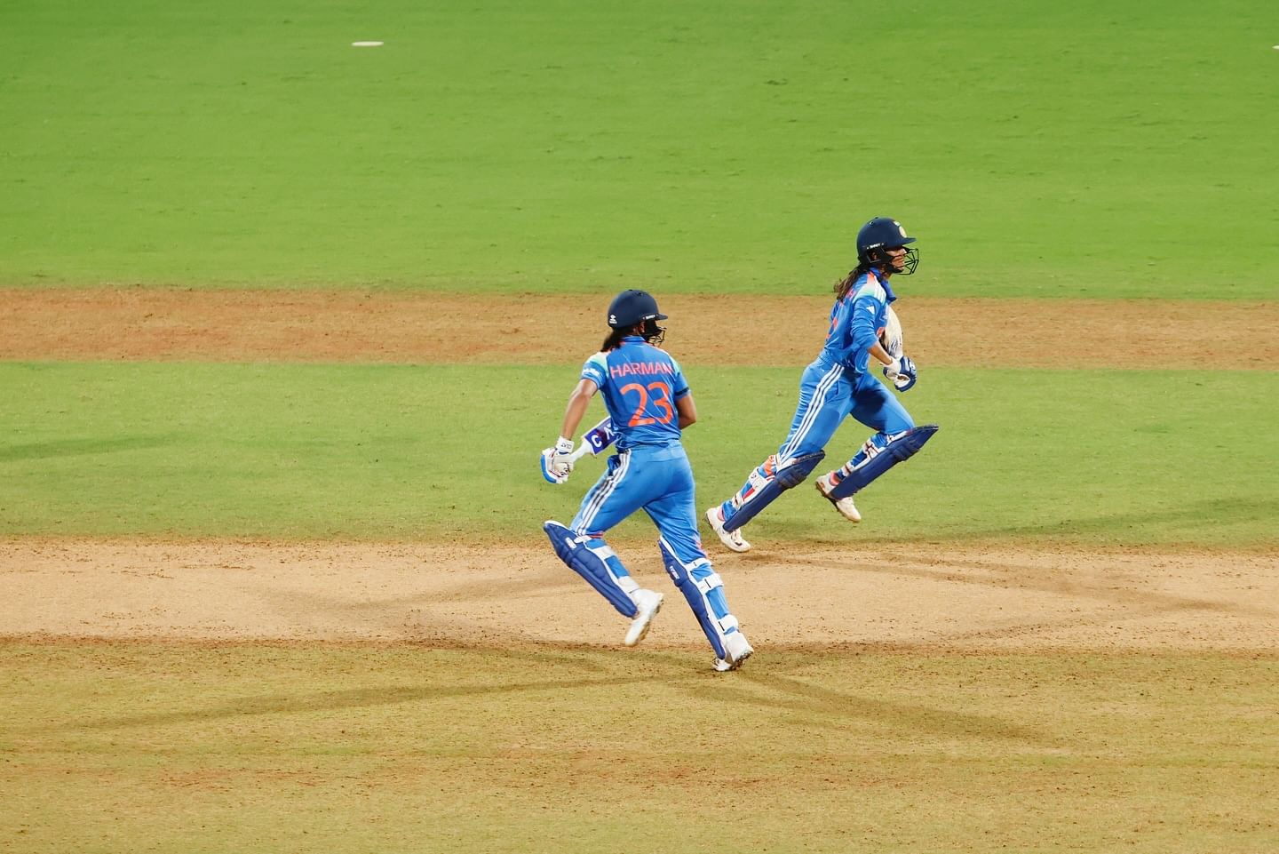 कर्णधारपदाच्या नेतृत्वामुळे आणि उत्कृष्ट खेळातील सातत्यामुळे हरमनप्रीत कौर भारतीय महिला क्रिकेटमधील सर्वात यशस्वी आणि सर्वाधिक कमाई करणाऱ्या खेळाडूंपैकी एक बनली आहे.