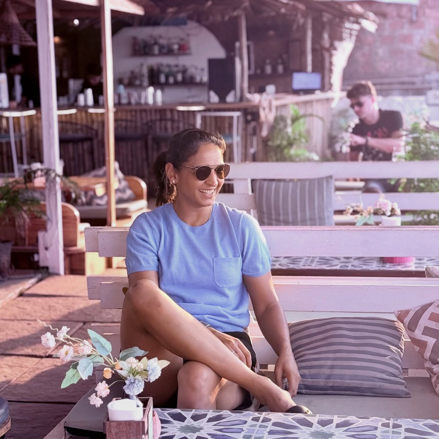 हरमनप्रीतच्या नेतृत्वाखालील टीम इंडियाने दक्षिण आफ्रिकेचा ५२ धावांनी पराभव करत वर्ल्ड कप ट्रॉफीवर नाव कोरले. आपल्या फलंदाजीने मैदानावर धावांचा वर्षाव करणारी हरमनप्रीत कमाईच्या बाबतीतही चांगलीच आघाडीवर आहे.