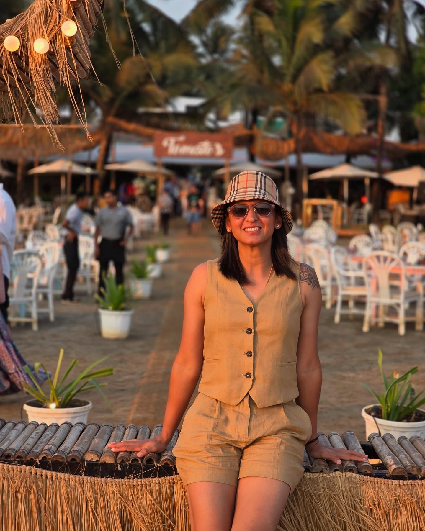 क्रिकेटमधून मिळणारे मानधन हे हरमनप्रीतच्या कमाईचा सर्वात मोठा स्रोत आहे. भारतीय क्रिकेट कंट्रोल बोर्ड (BCCI) च्या 'A' श्रेणीतील करारांतर्गत तिला दरवर्षी ५० लाख रुपये मिळतात.