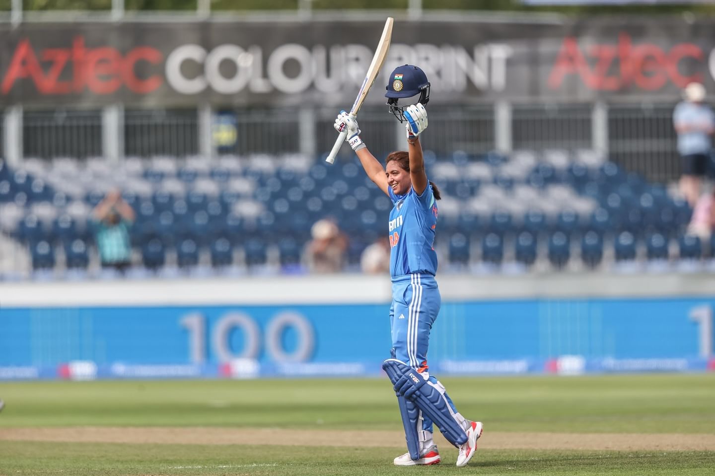 हरमनप्रीत कौर ही WPL मध्ये मुंबई इंडियन्स संघाची कर्णधार आहे आणि तिला प्रत्येक हंगामात १.८० कोटी रुपये पगार मिळतो. क्रिकेटव्यतिरिक्त हरमनप्रीत अनेक मोठ्या ब्रँड्सच्या जाहिरातींमध्ये दिसते. त्यातून ती दरवर्षी ४० ते ५० लाख रुपये कमावते.