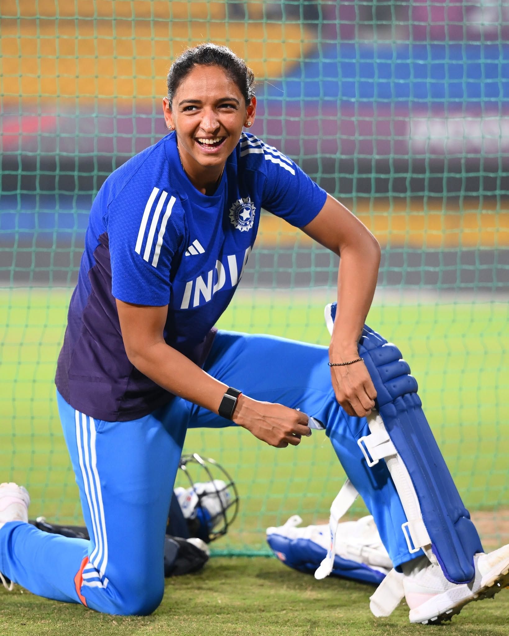 हरमनप्रीत ही पंजाब पोलिसमध्ये उपअधीक्षक (DSP) म्हणूनही कार्यरत आहे. तिला यातूनही पगार मिळतो.  तिने महिला बिग बॅश लीग (WBBL) सारख्या इतर आंतरराष्ट्रीय लीगमध्ये खेळूनही चांगली कमाई केली आहे. हरमनप्रीत कौरची प्रॉपर्टी मुंबईपासून पटियालापर्यंत पसरलेली आहे.