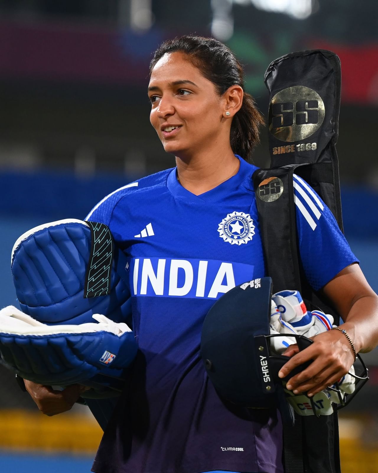 भारतीय महिला संघाने प्रथमच महिला एकदिवसीय विश्वचषकांचं विजेतेपद पटकावत इतिहास रचला आहे. या ऐतिहासिक विजयामध्ये कर्णधार हरमनप्रीत कौरचे मोलाचे योगदान आहे.