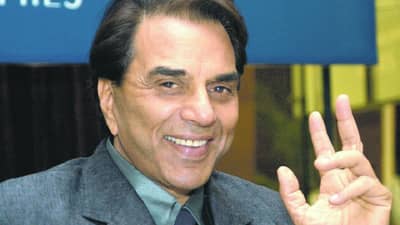 Dharmendra : धर्मेंद्र व्हेंटिलेटरवर असताना त्या 30 मिनिटांत काय घडलं, अभिनेत्रीचा धक्कादायक खुलासा