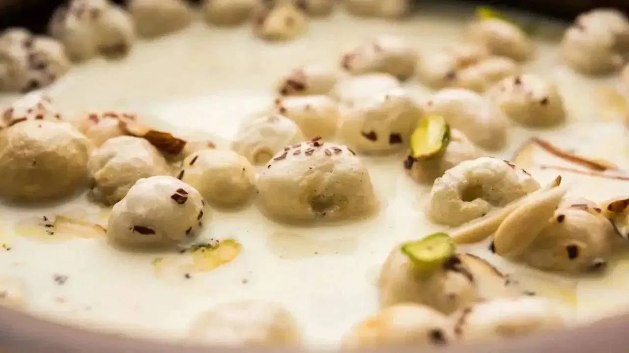 आजच्या धकाधकीच्या जीवनात आरोग्याची काळजी घेणं फार महत्त्वाचं आहे. त्यांमध्ये फिटनेसकडे लक्ष देणं तर फारचं महत्त्वाचं आहे. बरेच लोक वजन कमी करण्यासाठी मखाना वापरतात. ते नाश्त्यात इतर पदार्थांऐवजी दुधासोबत खातात.