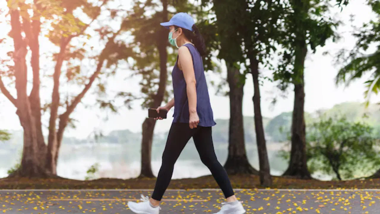 तुम्हाला हृदयविकाराचा झटका टाळायचा असेल, तर दररोज 40-45 मिनिटे जलद चालणे करा. यामुळे हृदय, यकृत आणि मेंदू निरोगी राहतील. तसेच कोलेस्टेरॉल, रक्तदाब आणि मधुमेहाचा धोका देखील कमी होईल.