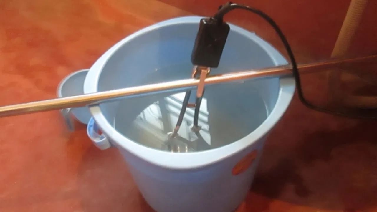 याउलट, गिझर हे भिंतीवर सुरक्षितपणे बसवलेले असते. त्यात शॉक-प्रूफ यंत्रणा आणि ऑटो-कट सारखी सुरक्षा वैशिष्ट्ये असतात. त्यामुळे, गिझर वापरण्यास अत्यंत सुरक्षित मानले जाते.