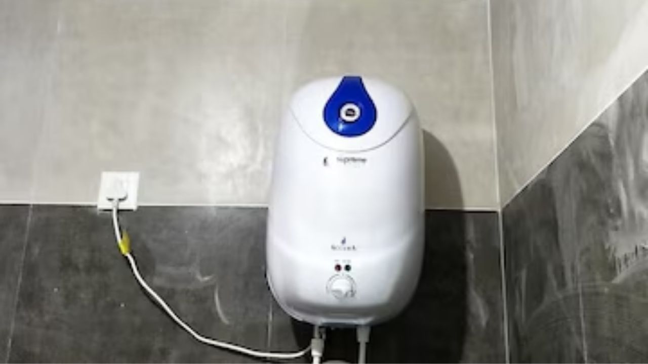 गिझर हा हीटिंग रॉडपेक्षा अधिक स्वस्त ठरतो. याचे मुख्य कारण म्हणजे गिझरमध्ये ऑटो-कट फीचर. एकदा पाणी पुरेसे गरम झाल्यावर गिझर आपोआप वीज वापरणे थांबवतो. ज्यामुळे विजेची बचत होते.