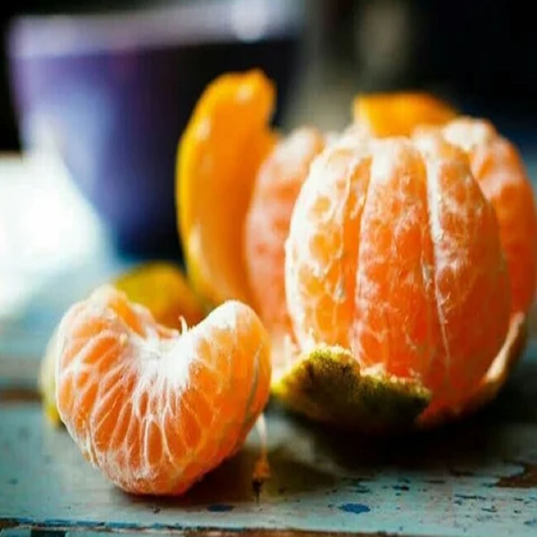 ताजी फळे आपल्या आरोग्यासाठी आवश्यक असलेल्या पोषक तत्वांनी समृद्ध असतात. संत्री हे असेच एक फळ आहे. संत्र्यांमधील जीवनसत्त्वे आपल्याला अनेक आरोग्य समस्यांपासून वाचवतात. त्यामध्ये व्हिटॅमिन सी, फायबर, अँटीऑक्सिडंट्स आणि खनिजे भरपूर प्रमाणात असतात. 