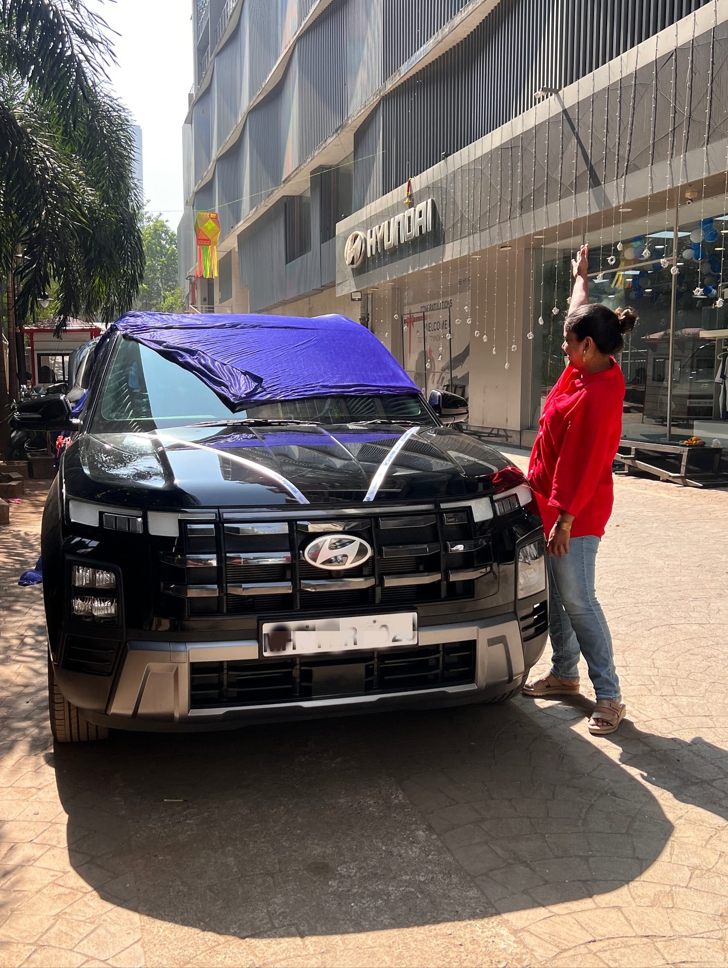 शेवटी घेतलीच असे कॅप्शन लिहित तिने हे caption सुचवलं आमच्या hyundai च्या car dealer @rideramitssalunke यांनी सुचवल्याचे हेमांगीने म्हटले आहे. मला तिने हेच caption द्या Madam! असे सांगितले आणि त्यावर मी आणि आमचा माणूस जोरात हसलो. आजही हे type करताना मी हसतेच आहे, असे हेमांगी कवी म्हणाली.