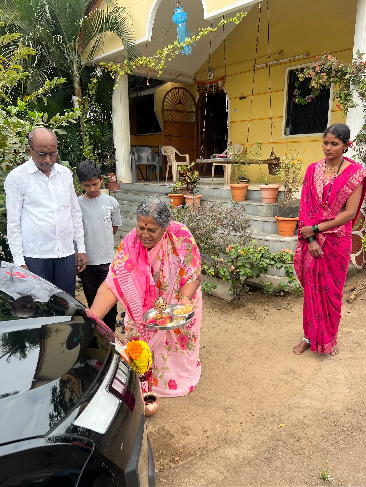  टीव्ही मालिकांसोबतच हेमांगी कवी रंगभूमीवरही कार्यरत आहे. सध्या ती जन्मवारी या नाटकात कार्यरत आहे. ती या नाटकाचे दौरे करत असून, एकाच वेळी मालिका आणि नाटकाचे काम सांभाळत आहे.