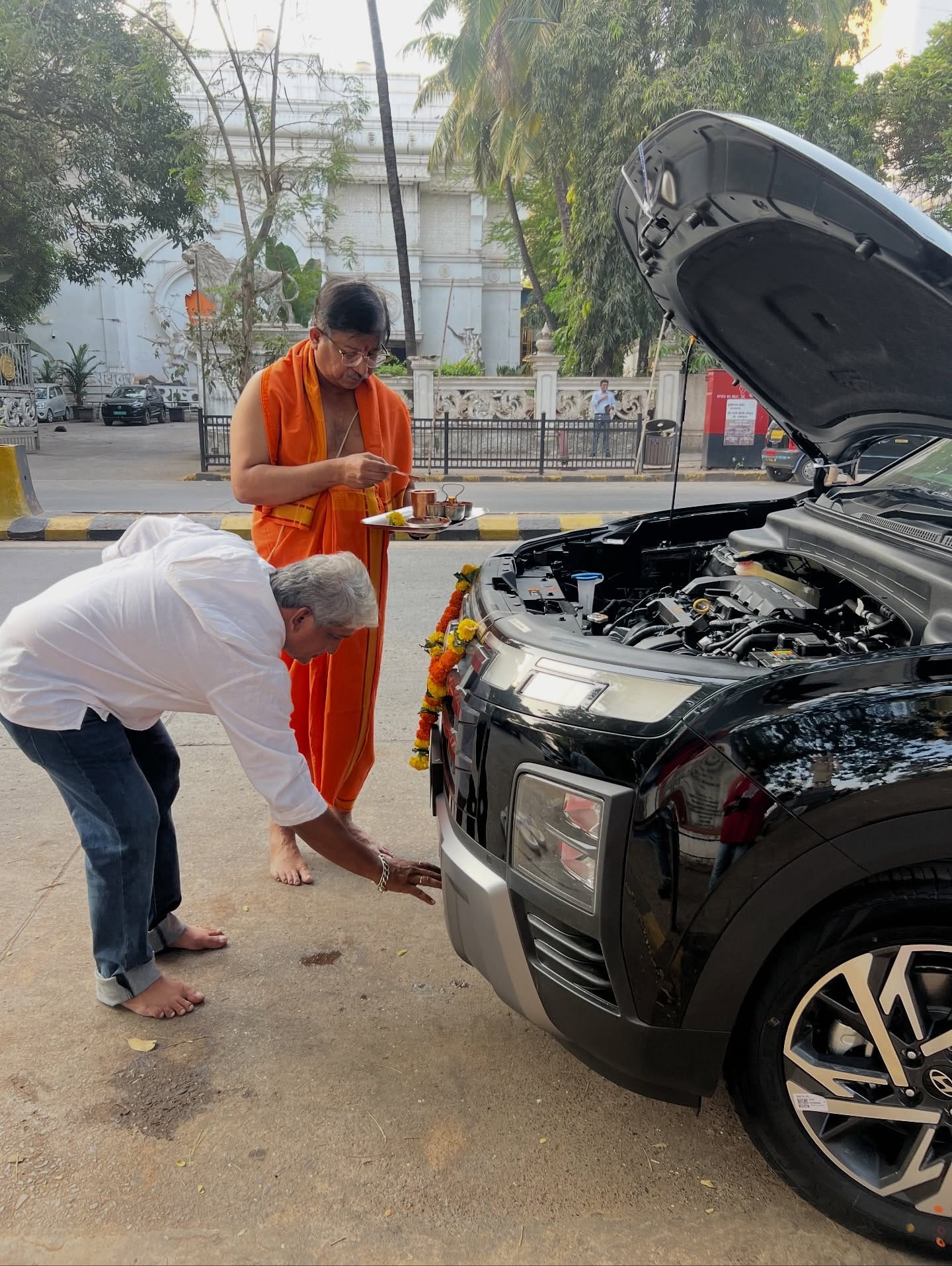 हेमांगीने गाडी खरेदी केल्यानंतर मालाडच्या शोरूममध्ये छोटी पूजा केली होती. त्यानंतर, तिने आपल्या आवडत्या ठिकाणच्या – दादरच्या शिवाजी पार्क येथील 'उद्यान गणेश' मंदिरात नेऊन गाडीची व्यवस्थित पूजा केल्याचे तिने सांगितले.