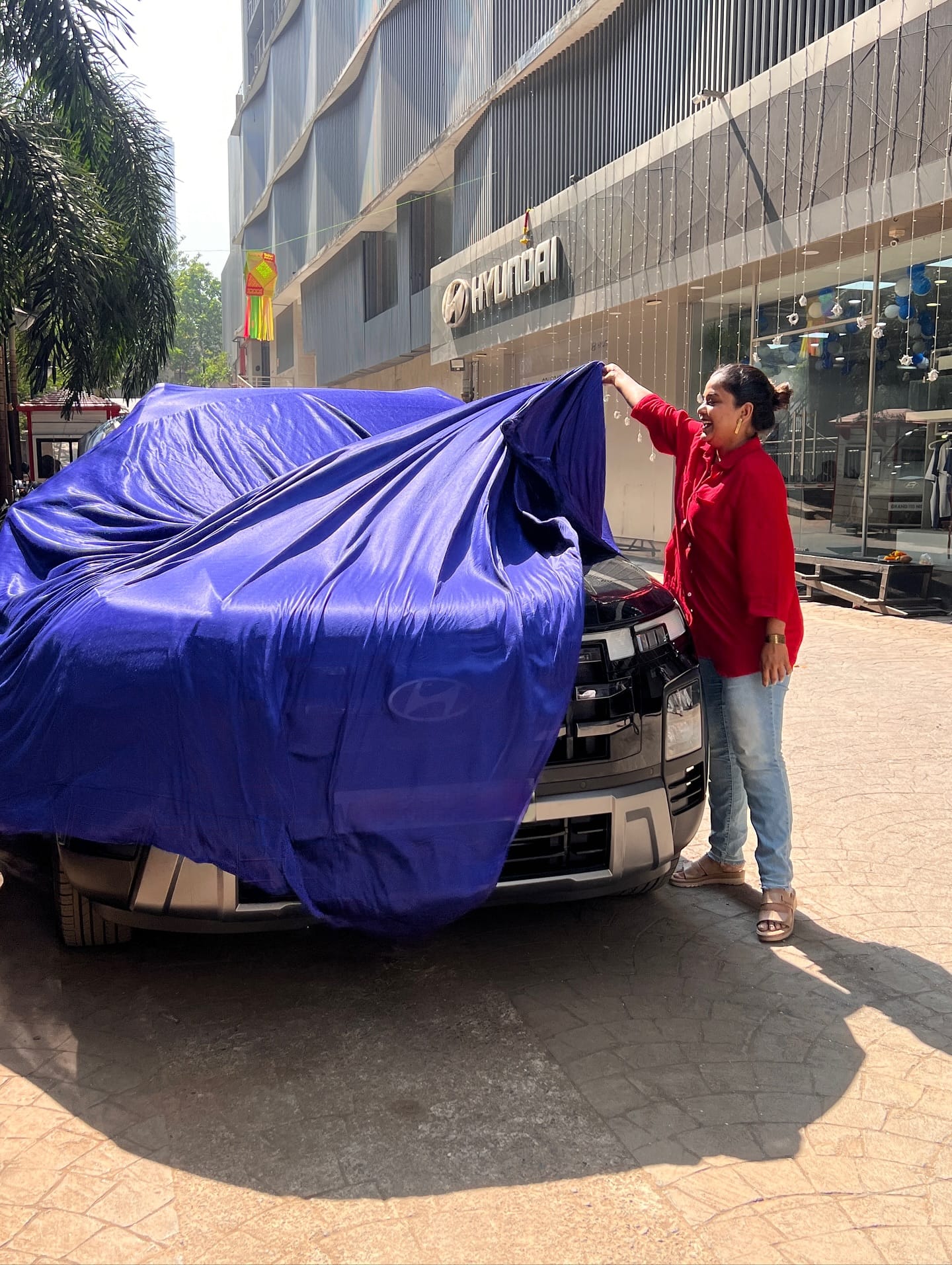 हेमांगी कवीने SUV ची Hyundai Creta ही नवीन कार खरेदी केली आहे. तिने ही कार गेल्यावर्षी खरेदी केली असली तरी त्या कारचे फोटो तिने पहिल्यांदाच शेअर केले आहे. हे फोटो शेअर करत तिने चाहत्यांना गुडन्यूज दिली आहे.