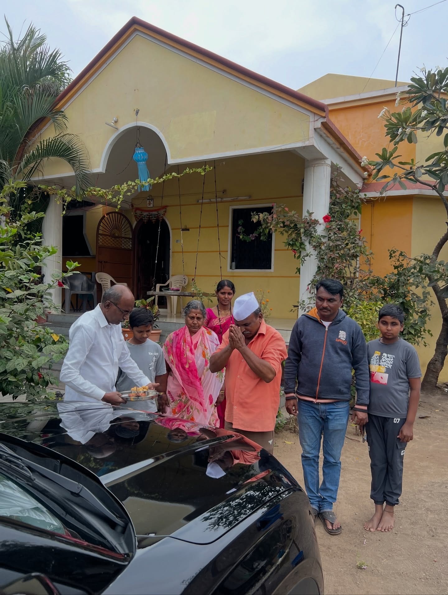 इतकंच नाही, तर ती ही नवीन कार गावी घेऊन गेली. तिथे तिने आई, काका, चुलत भाऊ आणि वहिनी यांच्या हस्तेही पूजा केली. आज तिच्या गाडीला एक वर्ष पूर्ण झाल्यानिमित्ताने तिने खास पोस्ट केली आहे.