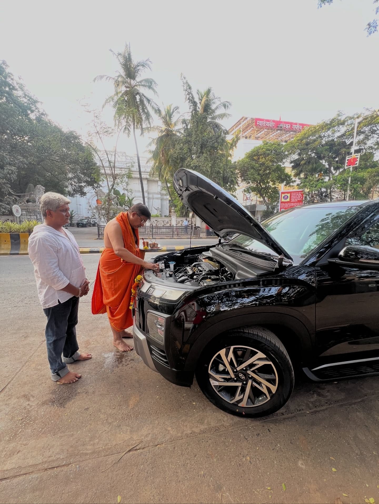  हेमांगी कवीच्या या पोस्टमुळे तिच्या चाहत्यांनी तिचे अभिनंदन केले आहे. तिने नेहमीप्रमाणेच आपल्या खास शैलीत तिचा हा आनंद साजरा केला आहे. दरम्यान  हेमांगी कवी सध्या हिंदी टेलिव्हिजनवर महत्त्वाच्या भूमिकेत दिसत आहे. कैसे मुझे तुम मिल गये या मालिकेत ती भवानी चिटणीस ही नायिकेच्या आईची व्यक्तिरेखा साकारत आहे.