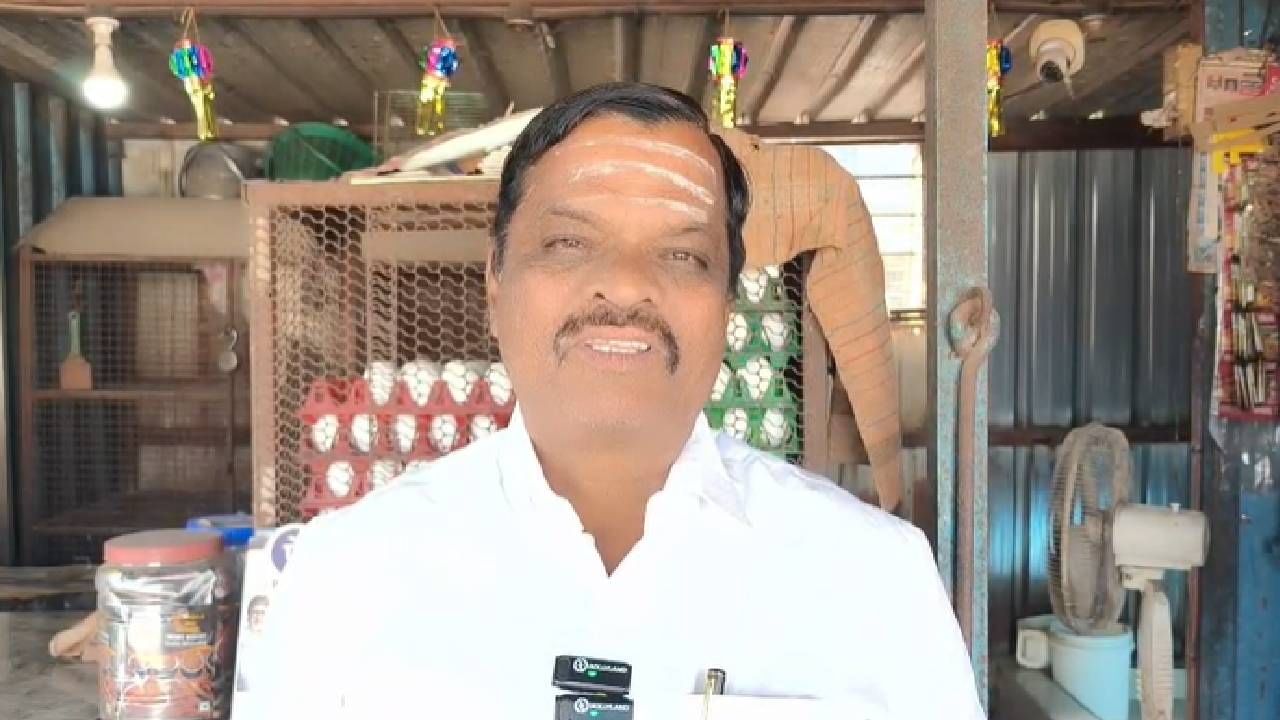 विशेष म्हणजे या कोंबडीची पूर्ण वाढ झाली असून चारही पाय हे वेगवेगळे असून चारही पायांना स्वतंत्र अशा नख्या आहेत. त्यामुळे सर्वांनाच आश्चर्याचा धक्का बसला आहे.  एका जनुकीय बदलामुळे हा प्रकार घडतो,  पॉलिमेलिया ही जन्मजात स्थिती असल्याचे सेवानिवृत्त सहाय्यक पशुवैद्यकीय आयुक्त राजेंद्र त्र्यंबके यांनी सांगितले आहे. मी माझ्या नोकरीच्या संपूर्ण कारकिर्दीत आणि आयुष्यात पहिल्यांदात अशी 4 पाय असलेली कोंबडी पाहिल्याचेही ते म्हणाले. 