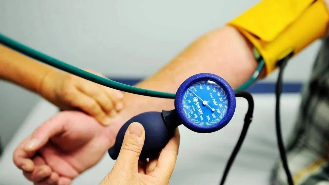 जर तुम्हाला रक्तदाबाची समस्या असेल तर अजिबातच तळलेले पदार्थ खाऊ नका. ज्यामुळे रक्तदाब वाढण्याची शक्यता असते. साधे जेवण करण्यावर भर द्या. 