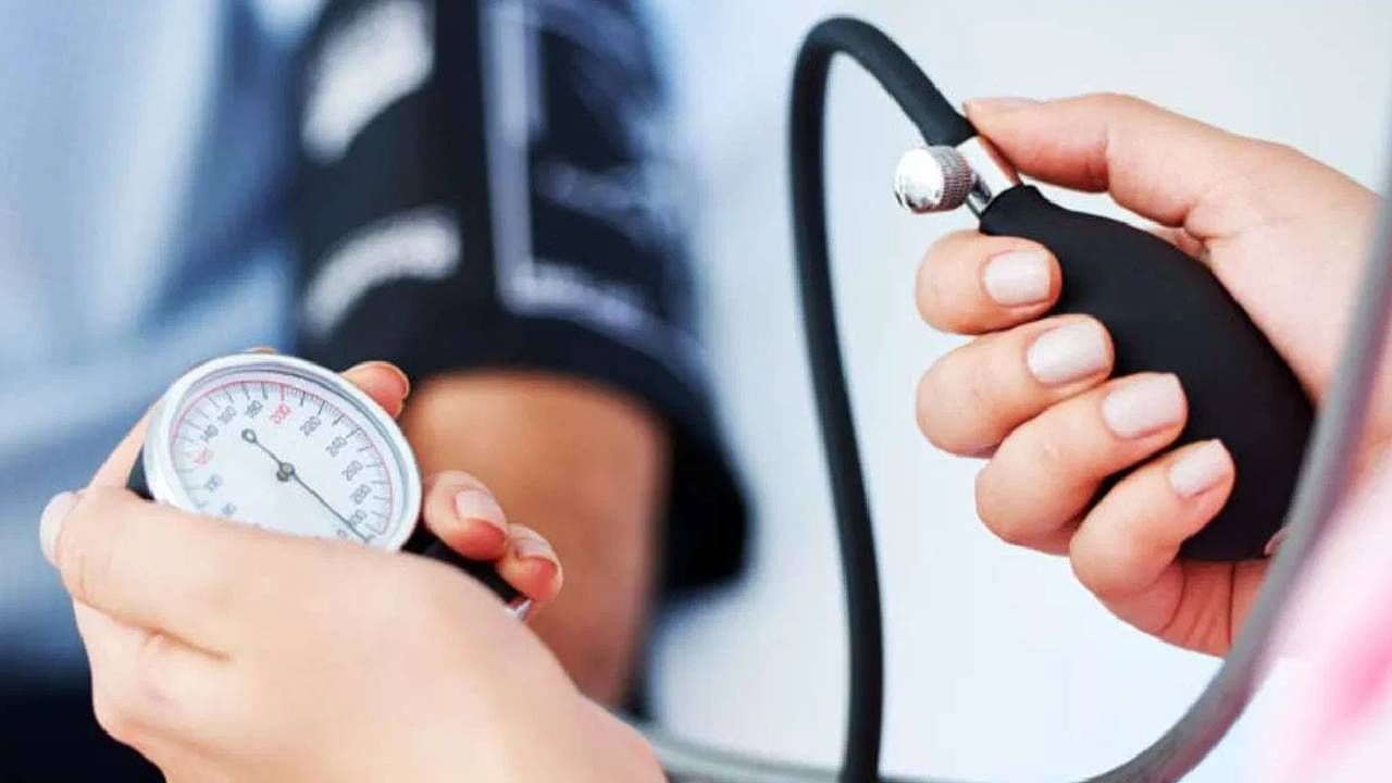 उच्च रक्तदाब असलेल्या लोकांनी कार्बोनेटेड पेये, पिझ्झा, बर्गर आणि फ्रेंच फ्राईज टाळावेत. बाहेरील पदार्थ खाण्यापेक्षा सर्वात महत्वाचे आहे की, त्यांनी घराचे जेवण घ्यावे. 