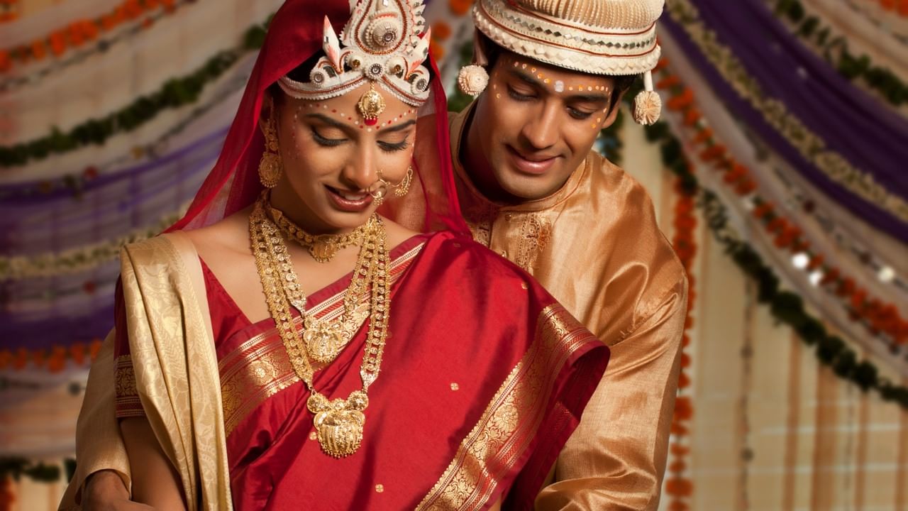 लग्नाच्या दिवशी होणाऱ्या धावपळीत, कंबर स्थिर राहावी आणि शरीराला योग्य आधार मिळावा यासाठी ही पट्टी उपयुक्त ठरते. धार्मिक मान्यतांनुसार, लग्नाच्या वेळी नववधूला कोणाची वाईट नजर लागू नये, यासाठी संरक्षणाच्या वस्तू तिच्यासोबत किंवा तिच्या कमरेतील ओटीत बांधल्या जातात.