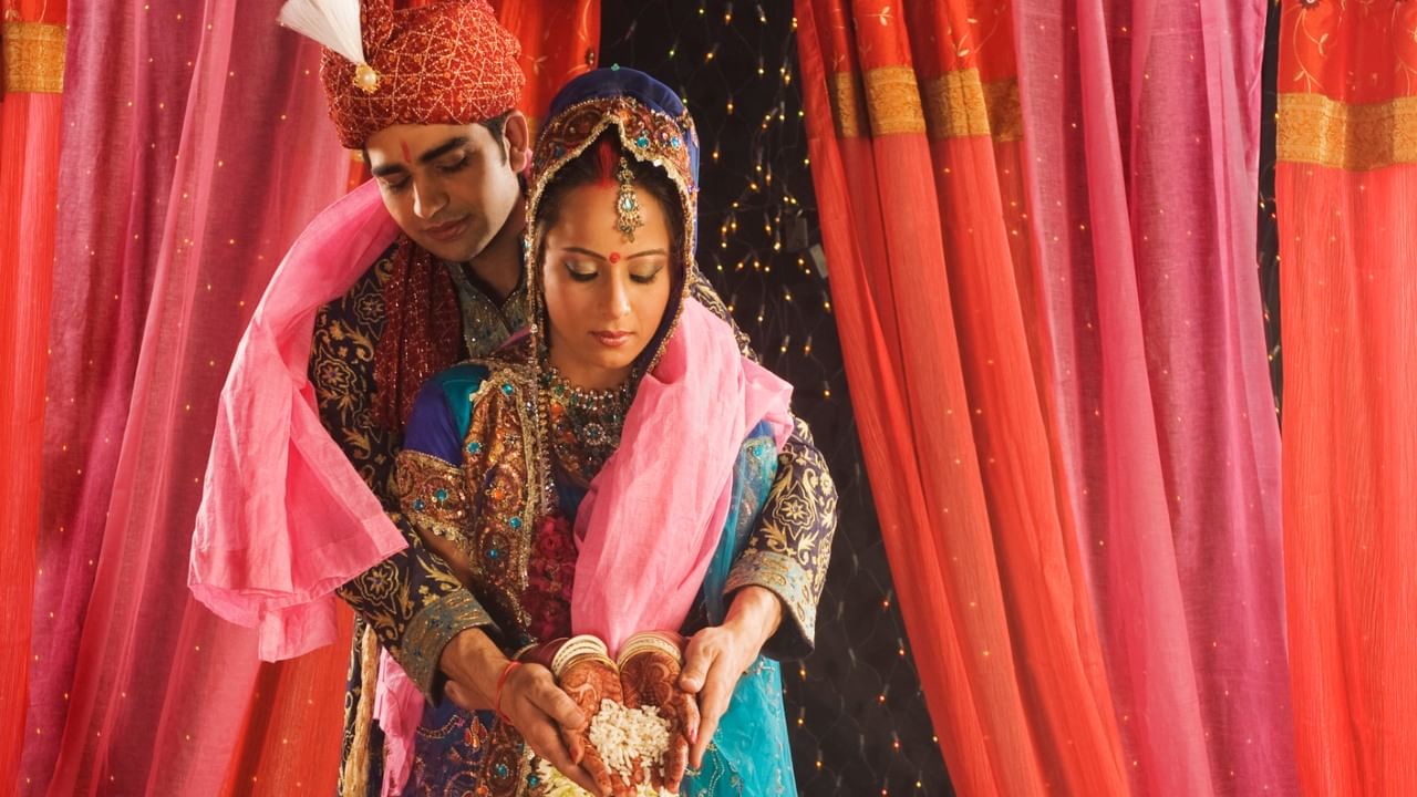 आपण अनेकदा लग्नसोहळ्यात नववधूच्या कमरेभोवती ओटी बांधलेली असते. पण ही ओटी नेमकी का बांधतात? नववधूच्या कंबरेला असलेली ओटी नेमकं कशाचे प्रतीक असते, असा प्रश्न अनेकदा पडलेला असतो. आज आपण यामागचे कारण जाणून घेणार आहोत.