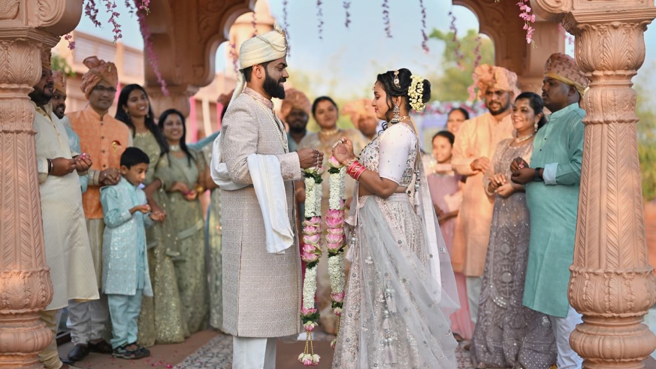 नववधूच्या कमरेला ओटी बांधणे ही त्यापैकीच एक महत्त्वाची प्रथा आहे, ज्याला धर्मग्रंथांपासून ते शारीरिक संरक्षणापर्यंत अनेक पैलू जोडलेले आहेत. हिंदू पुराणांनुसार, वधूने कंबरेला बांधलेली ओटी म्हणजे संपत्ती, समृद्धी आणि सौभाग्याचा आशीर्वाद मानला जातो.