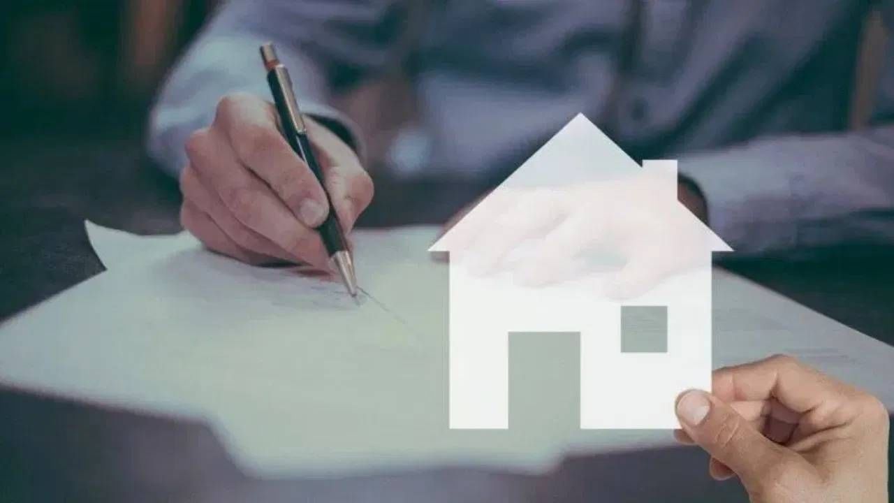 होम लोनवर व्याज आणि मूळधन दोघांवर टॅक्समध्ये सवलत मिळते. सेक्शन 80C आणि 24(b) अंतर्गत दरवर्षी तुम्हील 2 लाखापर्यंत टॅक्स वाचवू शकता. म्हणजे लोन घेऊन फक्त घर मिळणार नाही, तर टॅक्स बचतीमुळे नेट इनकम सुद्धा वाढेल.