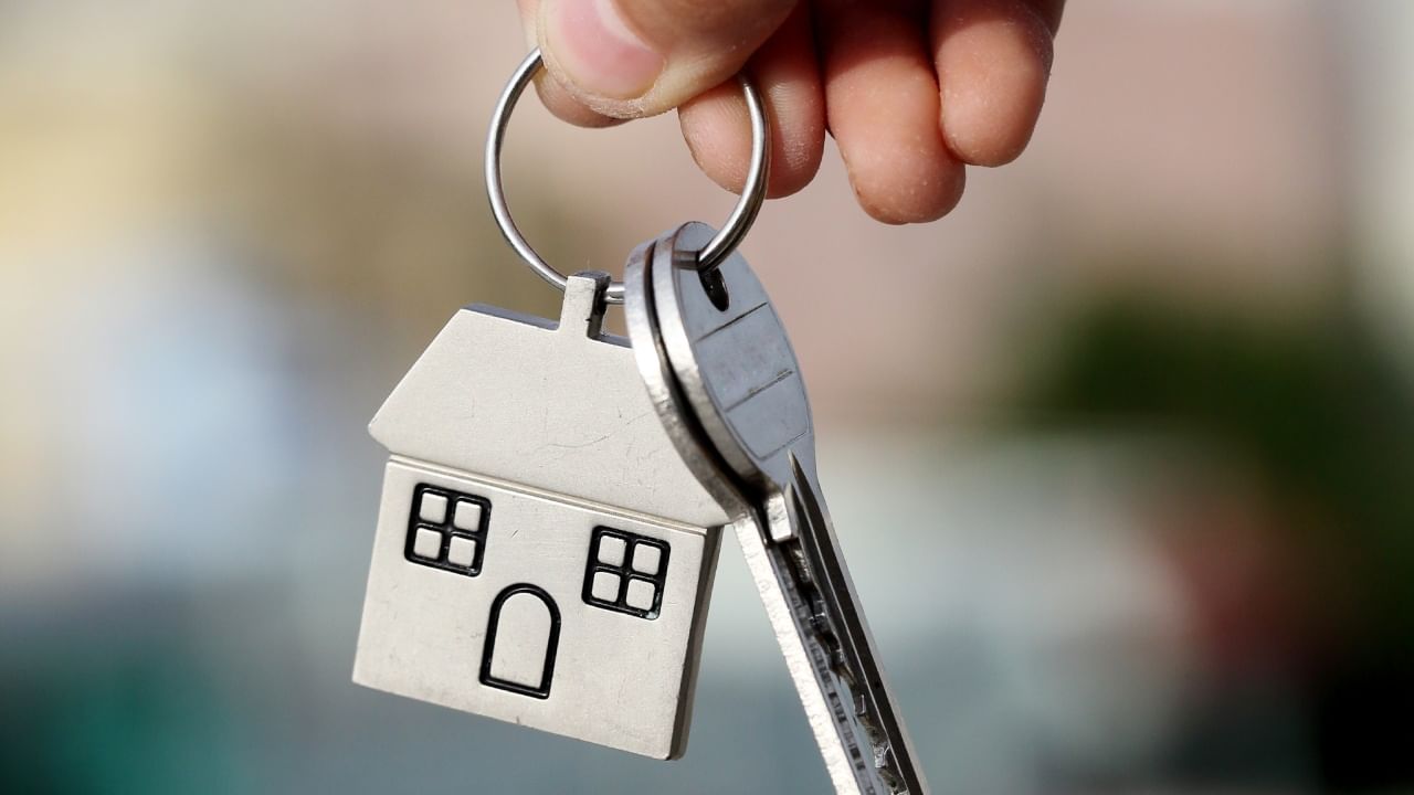 तुमचे कर्ज विवरण आणि बाजारातील व्याजदरातील बदल नियमितपणे तपासा. बँका वेळोवेळी नवीन योजना घेऊन येतात, ज्यांचा तुम्हाला अधिक फायदा घेता येऊ शकतो.
योग्य आर्थिक नियोजन केल्यास तुम्ही कर बचत आणि ईएमआय सवलत दोन्ही मिळवू शकता.