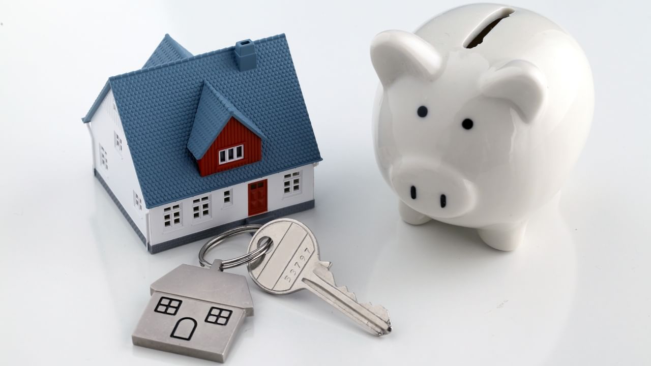 जर सध्या तुमची आर्थिक परिस्थिती तणावपूर्ण असेल, तर कर्जाचा कालावधी तात्पुरता वाढवून तुम्ही मासिक ईएमआय कमी करू शकता. तुमचे उत्पन्न वाढल्यावर व्याज वाचवण्यासाठी लगेच कर्जाचा कालावधी पुन्हा कमी करा.