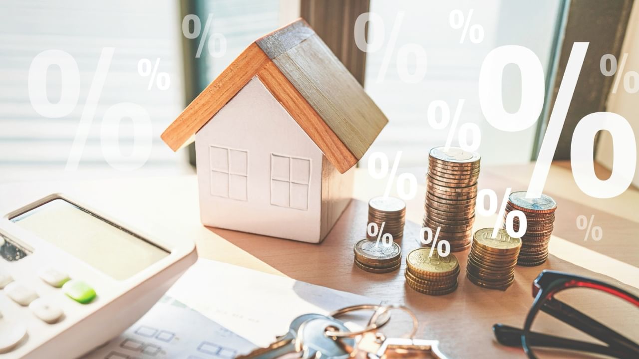 जर तुमची बँक स्पर्धात्मक दर देत नसेल, तर इतर बँकांकडून चांगल्या ऑफर तपासा आणि बॅलन्स ट्रान्सफर करण्याचा विचार करा. जेव्हा तुम्हाला बोनस, टॅक्स रिफंड (Tax Refund) किंवा इतर अतिरिक्त उत्पन्न मिळेल, तेव्हा कर्जाची काही रक्कम भरा. त्यामुळे तुमची मूळ रक्कम (Principal) कमी होईल. यामुळे तुमच्यावरील व्याजाचा भार त्वरित कमी होतो. तसेच कर्जाचा एकूण कालावधी देखील कमी होतो. नियमित प्रीपेमेंट तुम्हाला लवकर कर्जमुक्त होण्यास मदत करते.