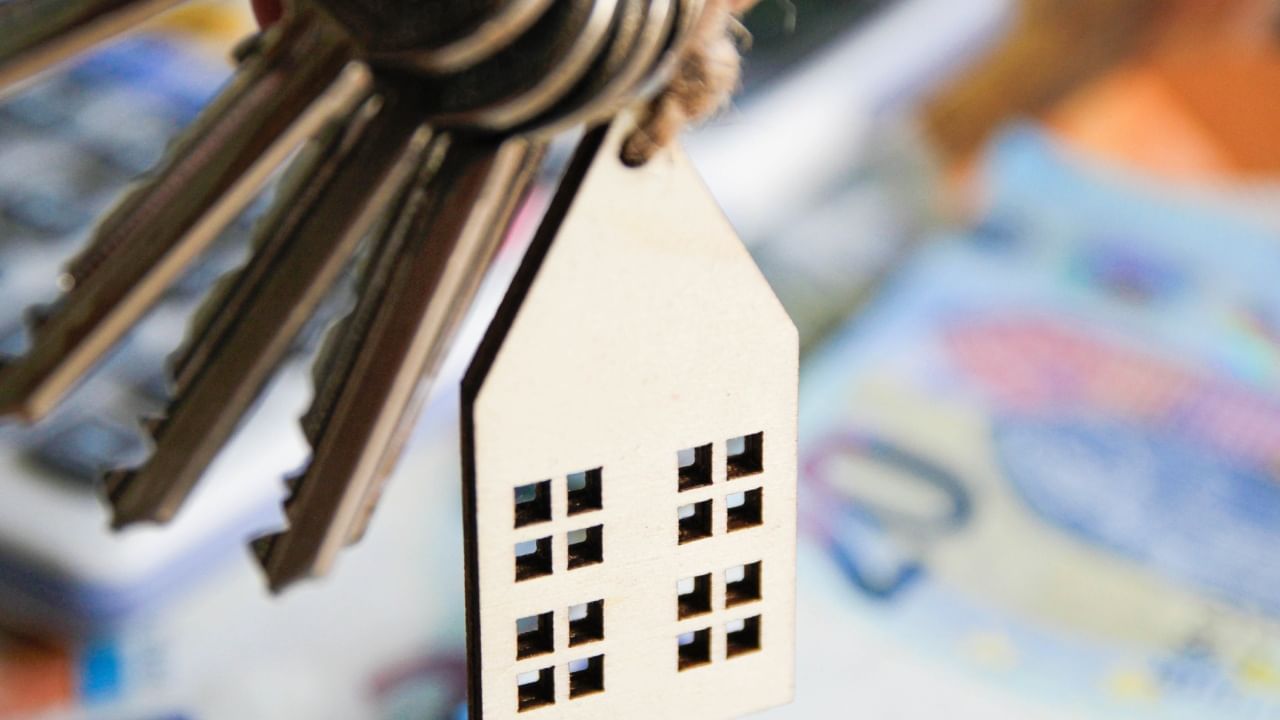 तुमच्या कर्जाचा सध्याचा व्याजदर तपासा. जर तुमचा क्रेडिट स्कोअर (Credit Score) सुधारला असेल किंवा बाजारात व्याजदर कमी झाले असतील, तर तुमच्या बँकेला व्याजदर रीसेट करण्याची विनंती करा. दरात थोडीशी कपात झाली तरी ईएमआयमध्ये मोठा फरक पडू शकतो.