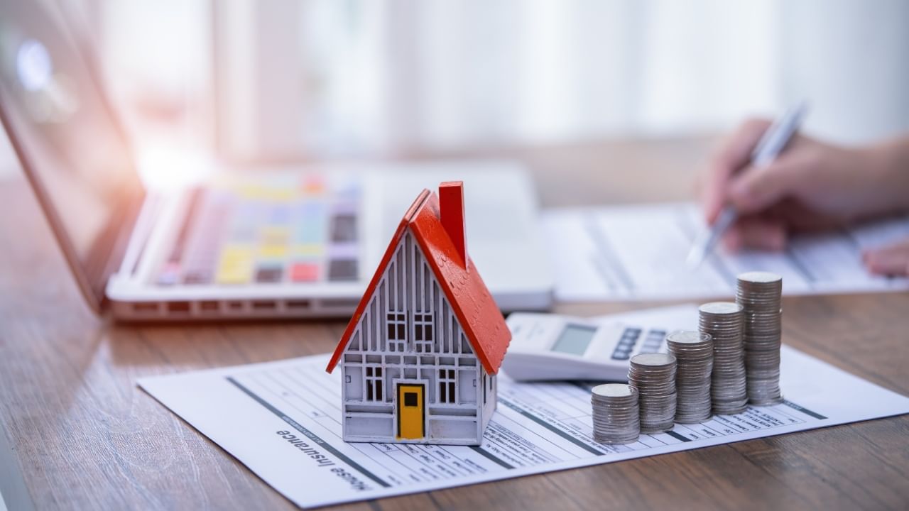 सध्या गृहकर्ज घेऊन घराचे स्वप्न पूर्ण करणाऱ्यांची संख्या वाढली आहे. आपल्यापैकी अनेकांना गृहकर्जाचा प्रत्येक वर्षी दर महिन्याचा ईएमआय कमी असावा, असे वाटत असेते.  पण ते शक्य होत नाही. अशावेळी तुम्ही टीप्स वापरुन होम लोनचा ईएमआय कमी करू शकता.