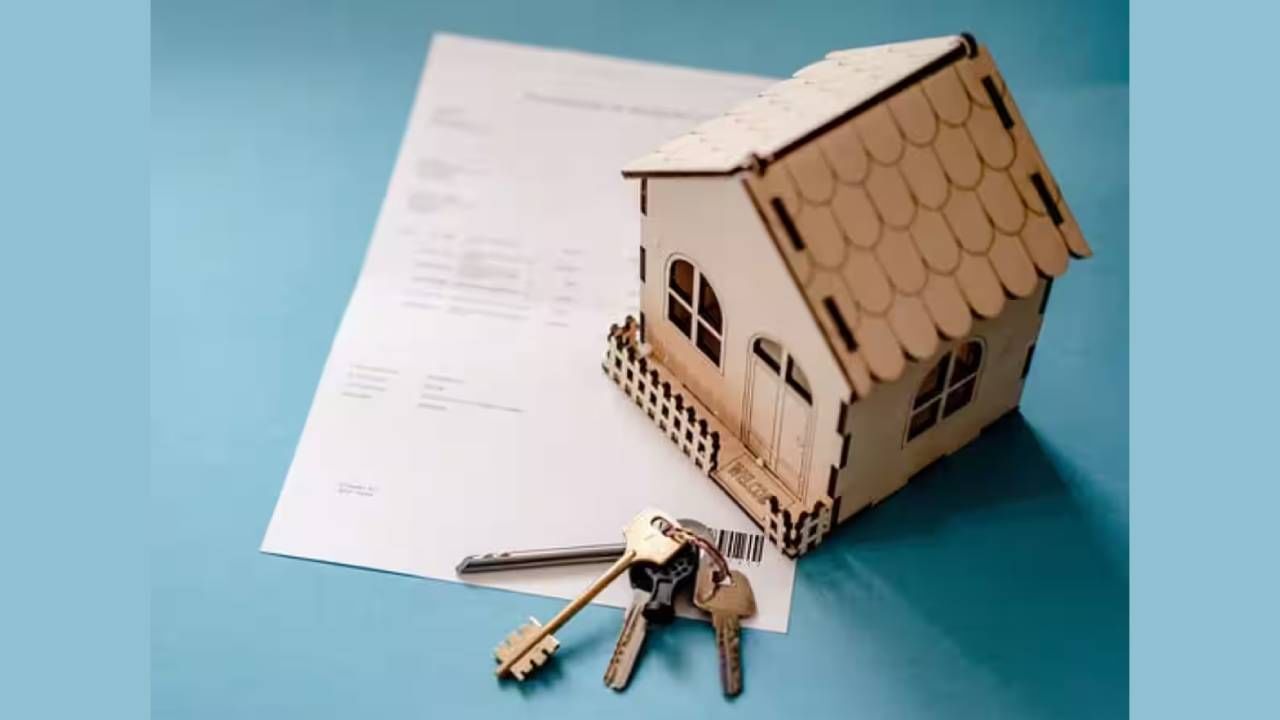 पण कर्ज घेणे नोकरदार वर्गासाठी इतके सोपे नाही. त्यासाठी कागदपत्रांची प्रक्रिया पूर्ण करावी लागते. त्यासाठी प्रक्रिया पूर्ण करावी लागते. बँकेला तुमच्या कमाईचा स्त्रोत सांगावा लागतो. कमाईच्या खात्रीसाठी बँका अगोदर कागदपत्रं मागतात.