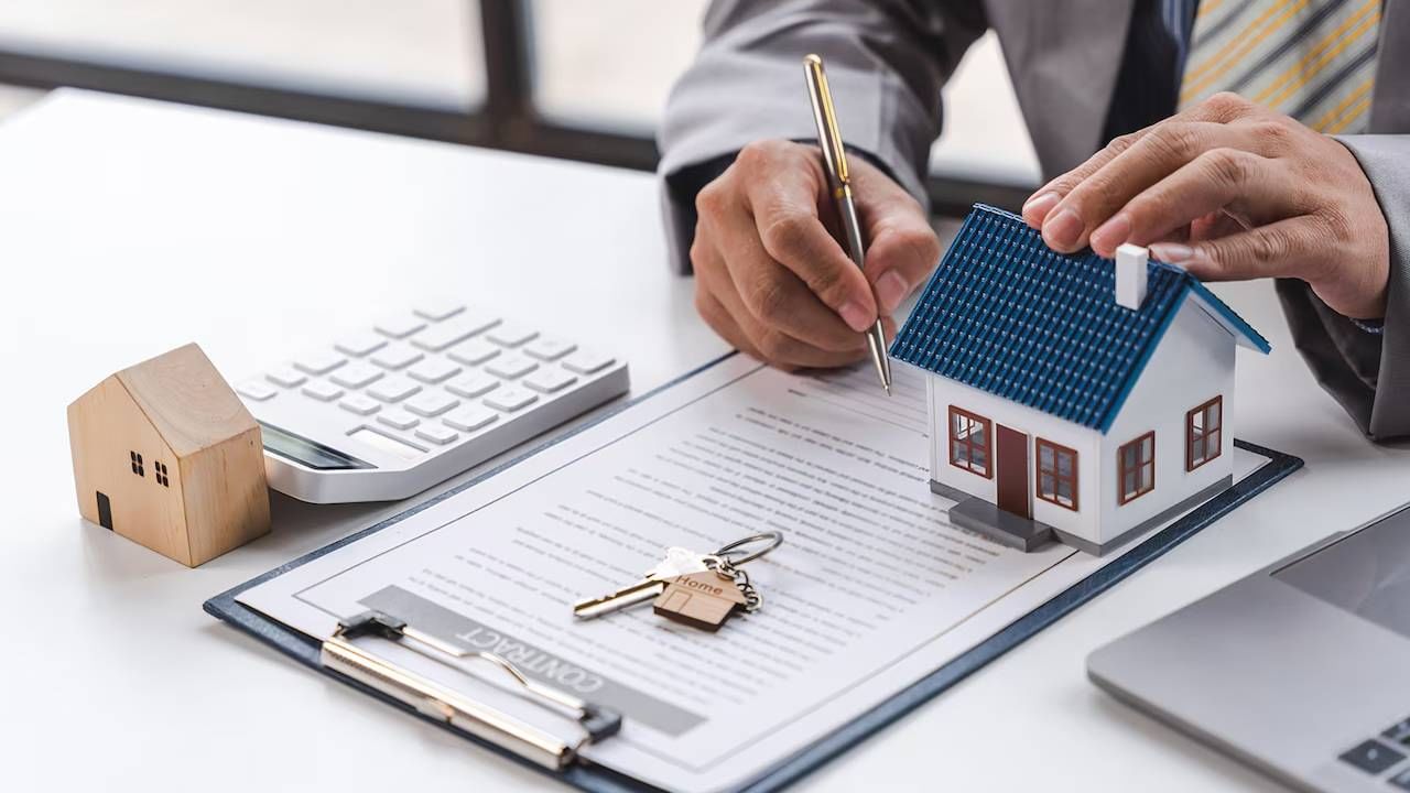 सॅलरी स्लिप नसेल तर अर्जदाराला 6 महिन्यांचे बँकेचे विवरण पत्र द्यावे लागेल. ज्या बँकेत सॅलरी, वेतन जमा होते. त्याचे हे खाते विवरण असायला हवे. काही प्रकरणात बँका 12 महिन्यांचे स्टेटमेंट सुद्धा मागू शकते. जर तुमच्यावर दुसरे एखादे कर्ज असेल तर त्याचे विवरण सादर करावे लागेल.