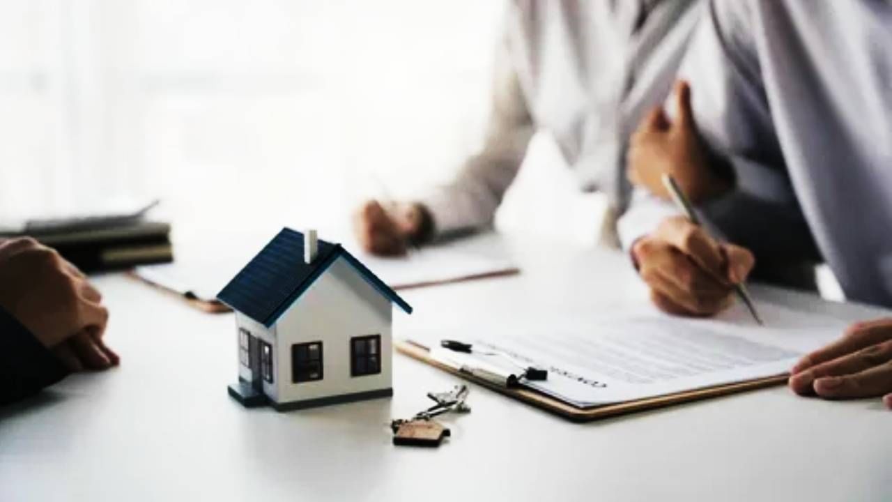 यासोबतच गेल्या 2 वर्षांत फॉर्म 16 वा आयटीआरची (Income Tax Return) कॉपी सादर करावी लागेल. क्रेडिट स्कोअर चांगला असेल तर कर्ज वाढून मिळण्याची शक्यता आहे. बँक केवळ सॅलरी स्लिपच नाही तर इतरही अनेक कागदपत्रे तपासते. त्याची अर्जदाराला पुर्तता करावी लागते.