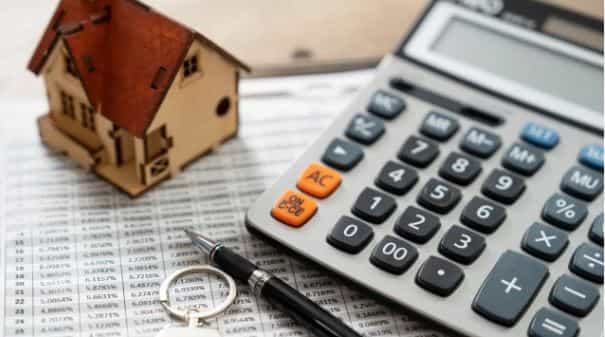 केंद्र सरकारने नुकते Home Rent Rules 2025 लागू केले आहेत. या नियमांमध्ये आता अनेक महत्त्वाच्या तरतुदी करण्यात आल्या आहेत. विशेष म्हणजे आता नव्या नियमांमध्ये भाडेकरूला चांगलाच दिलासा देण्यात आला आहे. तर घरमालकाच्या अडचणी वाढणार आहेत. नियम बदलल्यामुळे घरमालकांची मोठी अडचण होणार आहे.