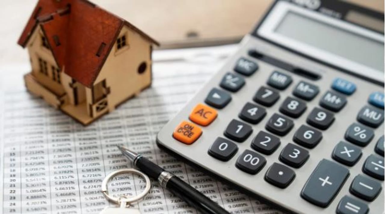 केंद्र सरकारने नुकते Home Rent Rules 2025 लागू केले आहेत. या नियमांमध्ये आता अनेक महत्त्वाच्या तरतुदी करण्यात आल्या आहेत. विशेष म्हणजे आता नव्या नियमांमध्ये भाडेकरूला चांगलाच दिलासा देण्यात आला आहे. तर घरमालकाच्या अडचणी वाढणार आहेत. नियम बदलल्यामुळे घरमालकांची मोठी अडचण होणार आहे.