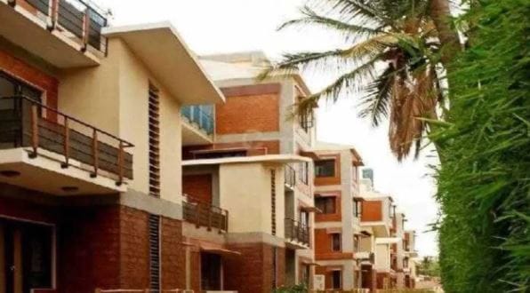 रेंटल हाऊस मार्केटमध्ये पारदर्शकता यावी यासाठी सरकारने Home Rent Rules 2025 अंतर्गत नवे नियम आणले आहेत. या नियमाअंतर्गत आता घरमालक आणि भाडेकरू यांना त्यांचे भाडे करारनामा ऑनलाईन रजिस्टर करावा लागणार आहे.  सोबतच सरकारने डिपॉझिटची मर्यादाही निश्चित केली आहे.