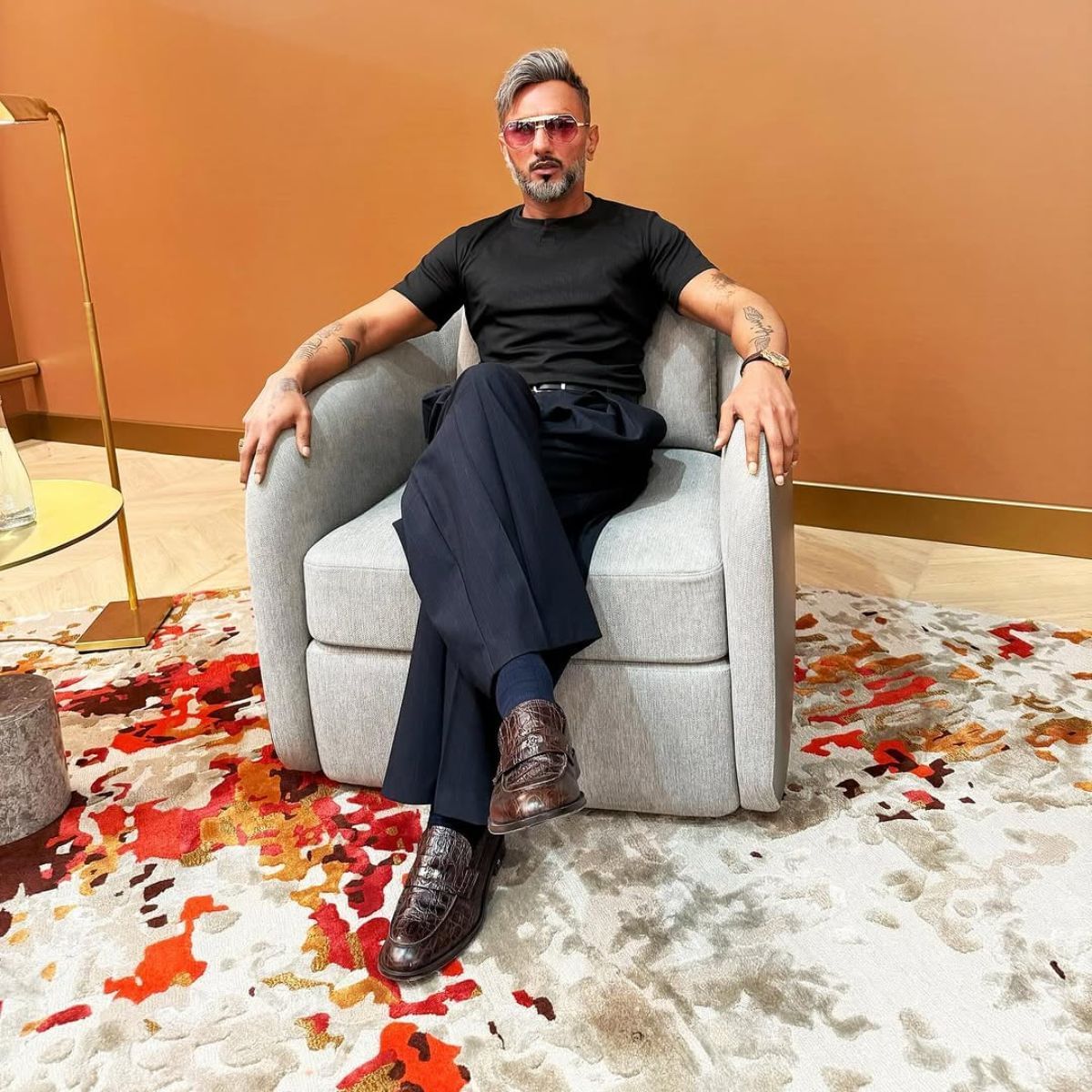 हनी सिंगला महागड्या गाड्यांची प्रचंड आवड आहे. त्याच्या ताफ्यात ऑडी आर-८ (Audi R8), ऑडी क्यू-७, जॅग्वार आणि बीएमडब्ल्यू यांसारख्या गाड्या आहेत. त्यासोबतच पंजाबमध्ये त्याचे वडिलोपार्जित घर आहे. तसेच गुरुग्राम आणि दिल्लीतील उच्चभ्रू भागात त्याचे आलिशान बंगले आहेत.