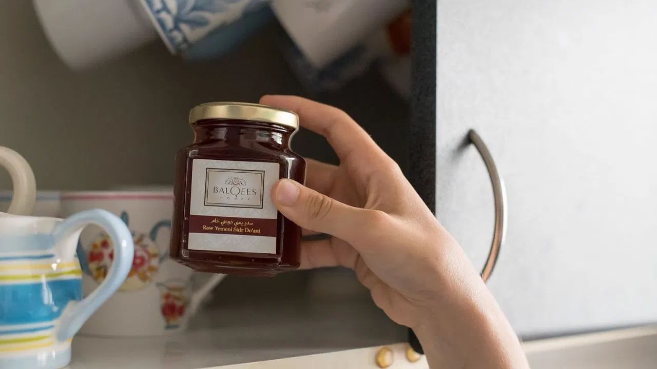 मध: रेफ्रिजरेटरमध्ये मध ठेवल्याने ते घट्ट होते. मध नैसर्गिकरित्या जास्त काळ खराब होत नाही. त्याची चव टिकवून ठेवण्यासाठी ते थंड, कोरड्या जागी सीलबंद बरणीत ठेवा.