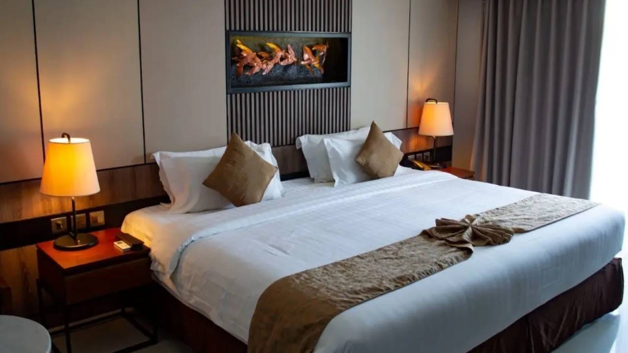 Knowledge : चालवा डोकं… हॉटेलच्या बेडवर का पसरवतात कापडाचा तुकडा ? नाव तरी माहीत आहे का ?