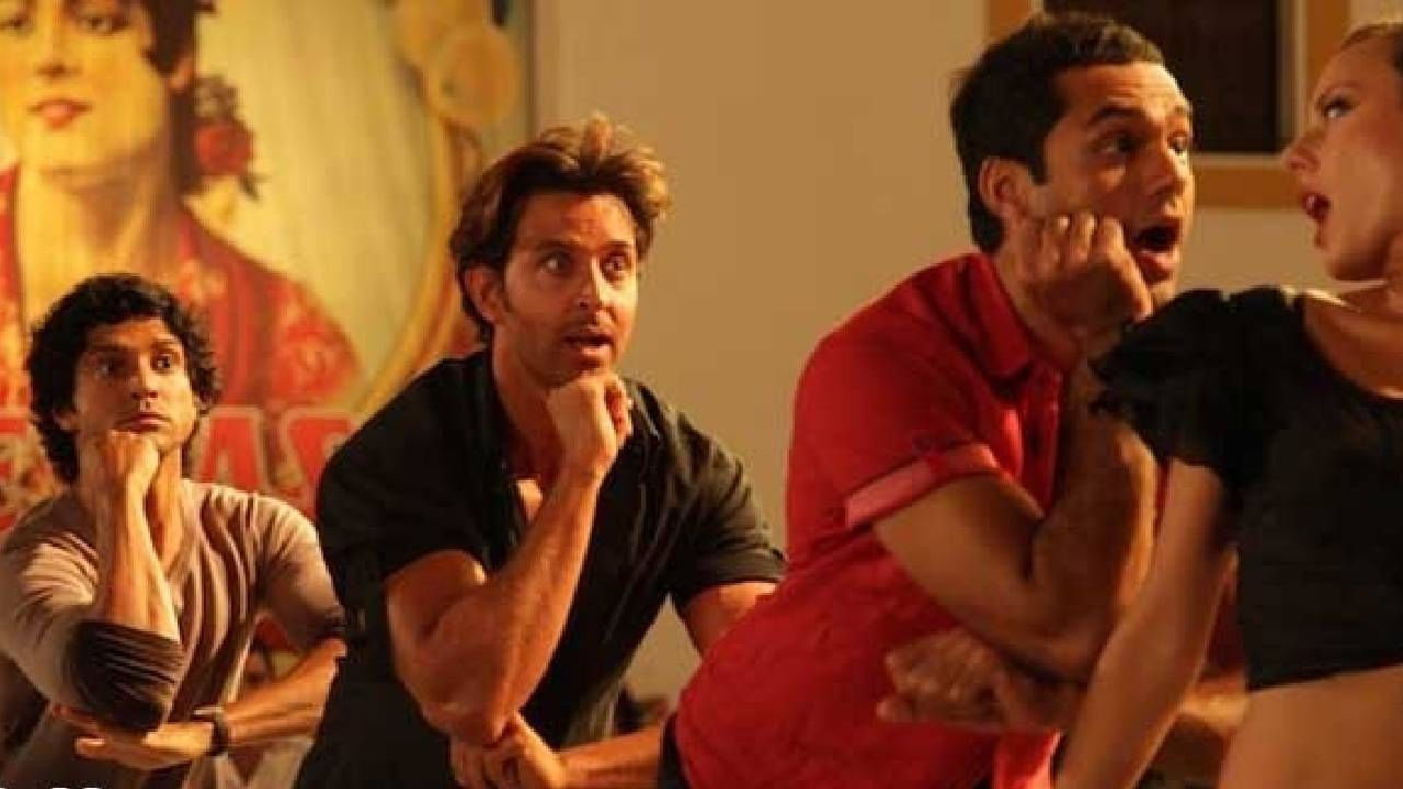  सेनोरिटा -  ऋतिक रोशन, अभय देओल आणि फरहान अख्तर   या तिघांनी जिंदगी ना मिलेगी दोबारा या स्पॅनिश-इंडियन फ्यूजन ट्रॅकमध्ये असलेल्या गाण्यामध्ये एक अनोखी ऊर्जा भरली. २०११  साली आलेल्या या चित्रपटातील गाण सुपरहिट तर ठरलंच, पण जाही अनेक पार्टीमध्ये हा ट्र2क हमखास वाजतोच.  या पिक्चरचा आणि गाण्याचं आजही तितकंच फॅन फॉलोईंग आहे. 