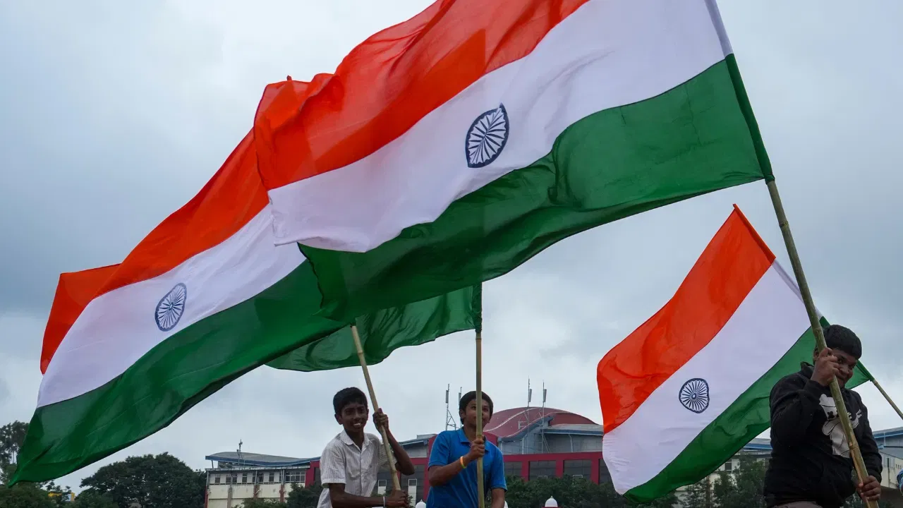 आर्यावर्त : हे प्राचीन संस्कृत नाव आहे, जे हिमालयापासून विंध्य पर्वतापर्यंतच्या उत्तर भारताच्या प्रदेशाला अधोरेखीत करत होते, जिथे आर्य लोक राहत होते. त्यामुळे जुन्या काळी या नावानेही भारताची ओळख होती.