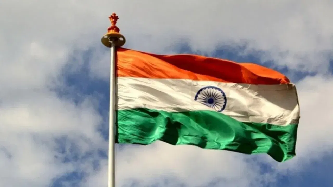 इंडिया : हे देखील भारताचे अधिकृत नाव आहे. हे नाव सिंधू (Indus) नदी च्या नावावरून पडले असून ग्रीक लोकांनी हे नाव प्रथम वापरले होते. या नावानेही भारताची जगात ओळख आहे.