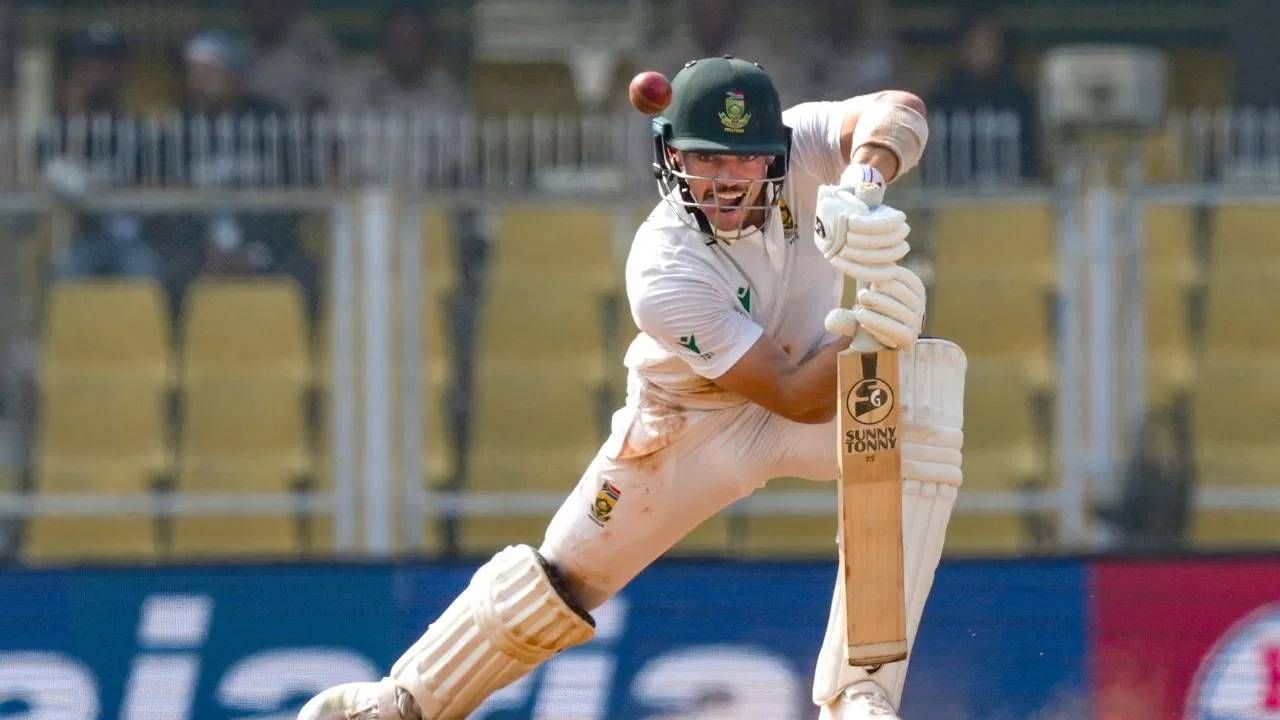 गुवाहाटी टेस्ट मॅचमध्ये दक्षिण आफ्रिकेने दमदार फलंदाजी केली. पहिल्या इनिंगमध्ये 489 धावा केल्या. आफ्रिकी फलंदाजांनी दुसऱ्या इनिंगमध्येही भारतीय गोलंदाजांची वाईट अवस्था केली. दक्षिण आफ्रिकेच्या टीमने 500 पेक्षा जास्त धावांची आघाडी मिळवली आहे. (PHOTO CREDIT- PTI)