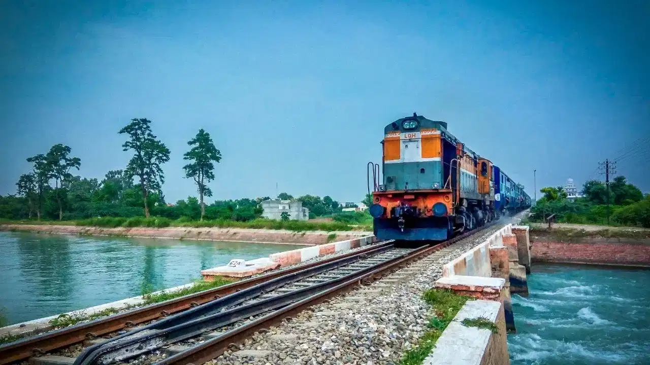 तुमच्या पैकी जवळपास प्रत्येकाने रेल्वेने प्रवास केला असेल. सध्या बऱ्याच गाड्या या लाईटवर चालतात. मात्र काही गाड्या अजूनही डिझेलवर चालतात. तुम्ही कधी विचार केला आहे का, की एका तासाला रेल्वेच्या इंजिनला किती लिटर डिझेल लागते?
