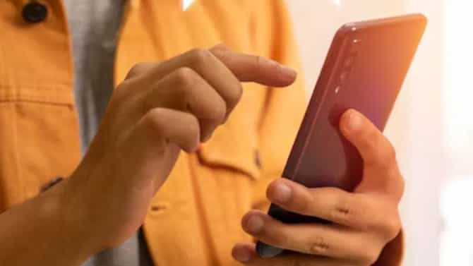 Insta वर शेजारणीला Hi करणं महागात, डोक्याला थेट 7 टाके, असं घडलं तरी काय ?