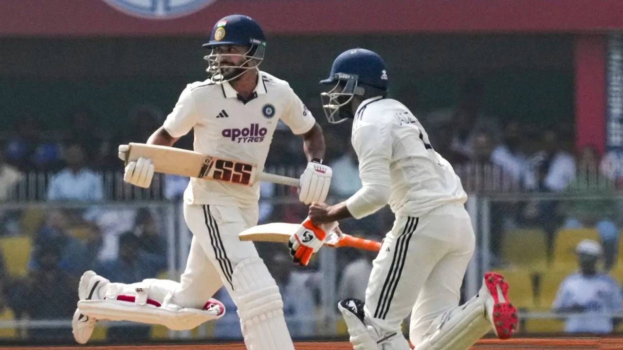 भारतात असं दुसऱ्यांदा घडतय जेव्हा कुठल्या टीमने भारतीय संघाविरुद्ध 500 पेक्षा जास्त धावांची आघाडी घेतली आहे. याआधी भारतात 21 वर्षांपूर्वी असं घडलं होतं. त्यावेळी ऑस्ट्रेलियाने नागपूर टेस्ट मॅचमध्ये 542 धावांची आघाडी घेतलेली. (PHOTO CREDIT- PTI)