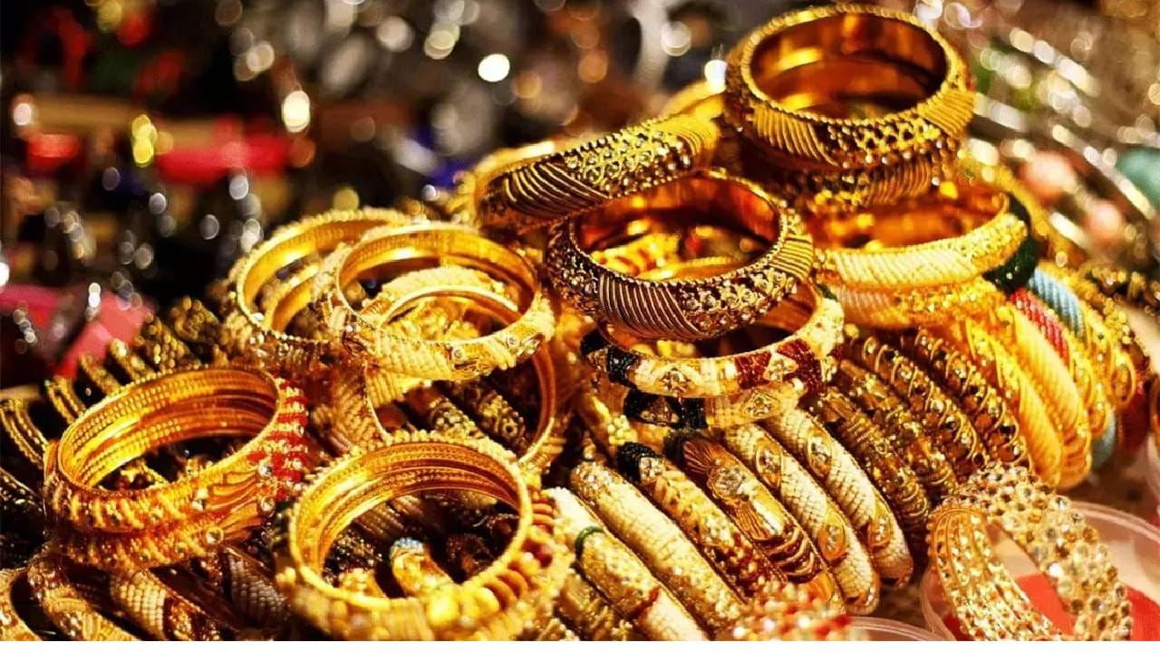 सोन्याचे दर जीएसटी सह 1 लाख 31 हजार 325 रुपयांवर तर चांदीचे दर जीएसटीसह 1 लाख 77 हजार 160 रुपयांवर पोहोचले, गेल्या चार दिवसात सोन्या दरात चार हजार तर चांदीच्या दरात तब्बल 16 हजार रुपयांची वाढ झाली आहे.
