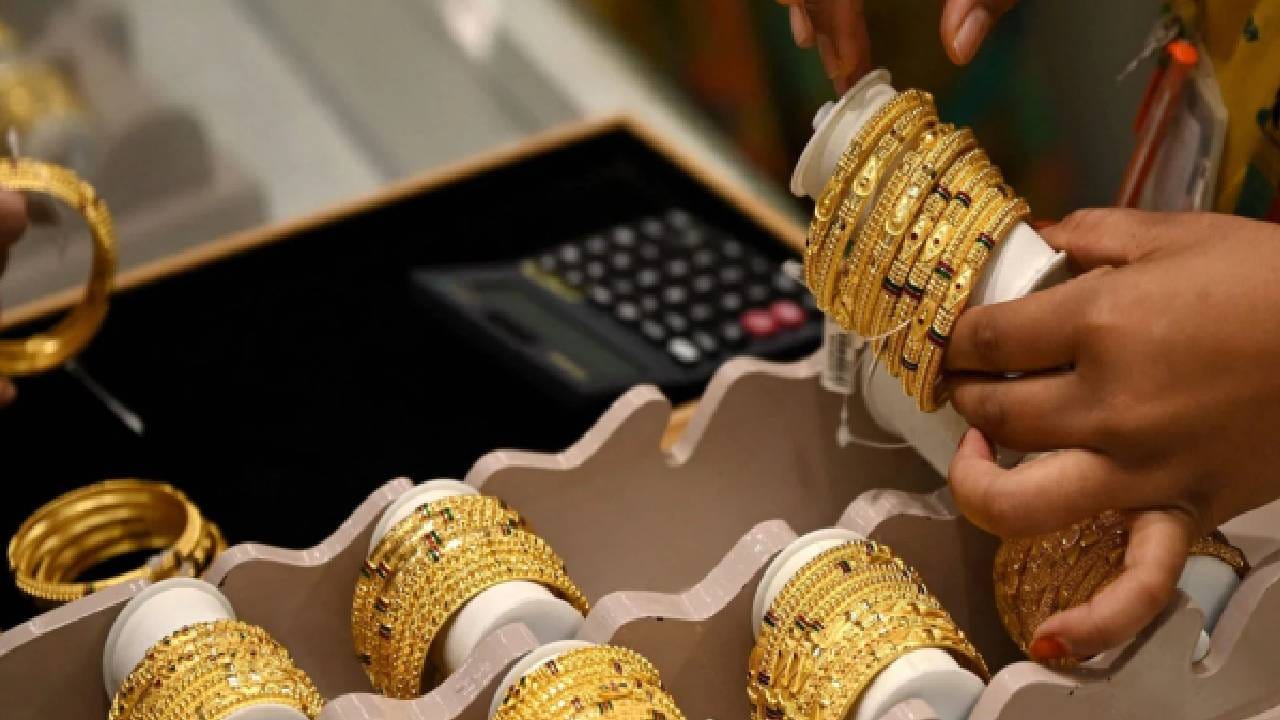 लग्नसराई मध्ये सोन्या-चांदीच्या दरात होत असलेल्या वाढीमुळे वऱ्हाडी मंडळींना खिशाला कात्री बसली आहे. येत्या काही दिवसात दोन्ही धातुच्या दरात मोठी वाढ होण्याची शक्यता वर्तवण्यात येत आहे. त्यामुळे अनेक जण अगोदरच सोन्याची खरेदी करून ठेवत आहेत.